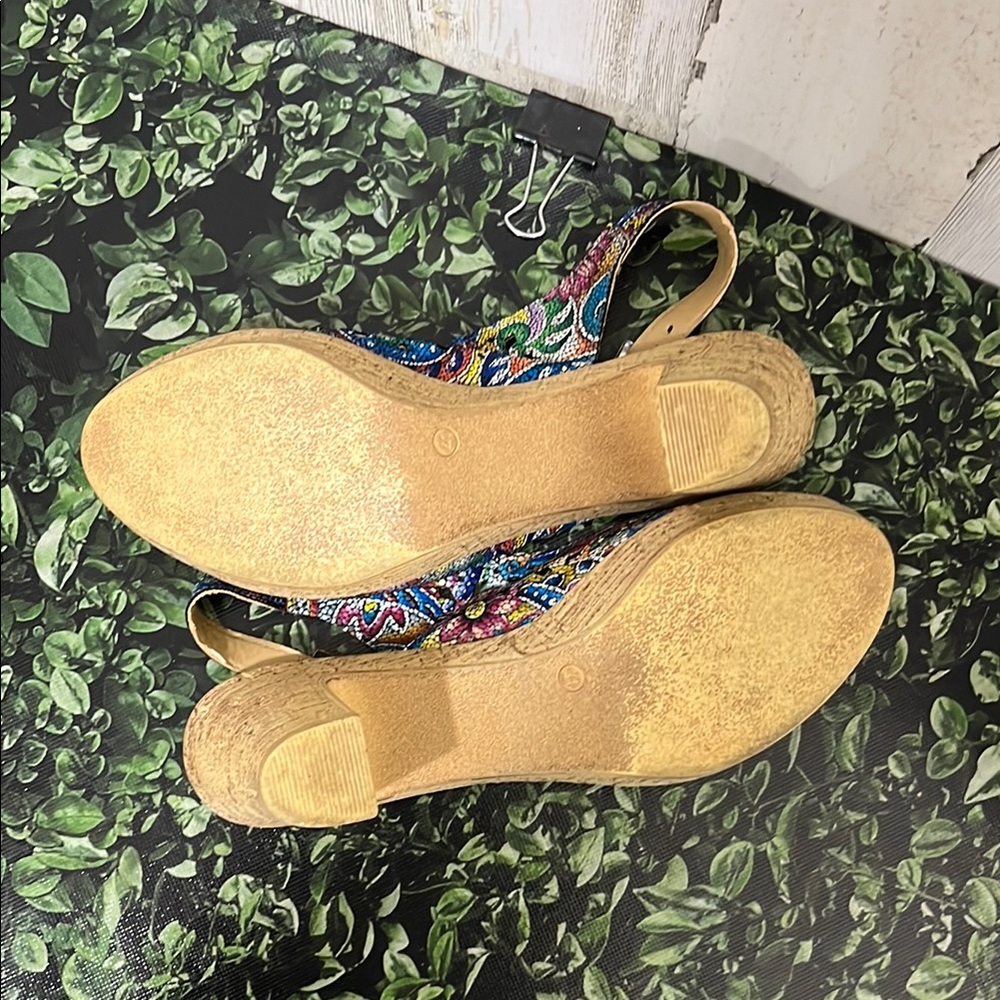 Spring Step Multicolor Heels - Picture 3 of 10